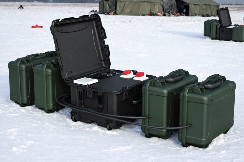 FLEXIBATT MAXI – FlexiBatt Maxi skalierbares Notfall-Batteriesystem. Modulares FlexiBatt Maxi-Notfall-Batteriesystem mit mehreren robusten Batterieeinheiten, die in einem verschneiten Feldlager angeschlossen sind.